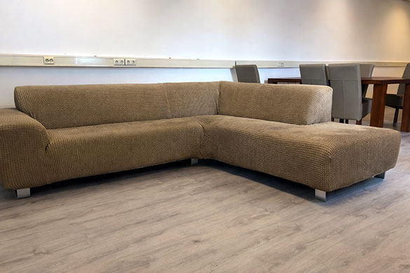 Bankhoes op maat voor hoekbank met chaise longue in beige stretchstof