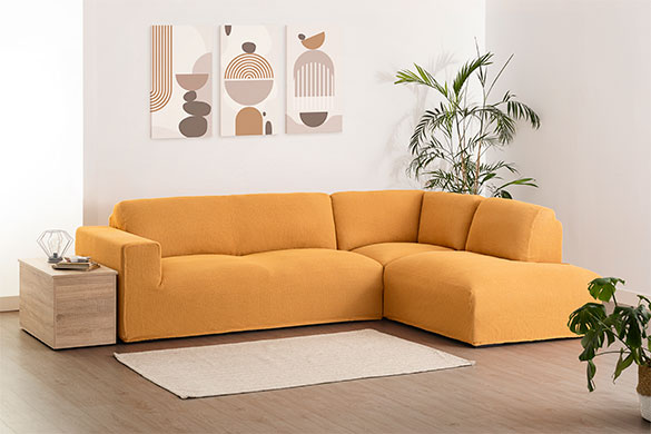 Gele hoekbank met chaise longue in moderne woonkamer, ligdeel rechts in vooraanzicht