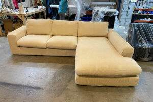 Bankhoes op maat voor hoekbank met chaise longue in beige stretchstof