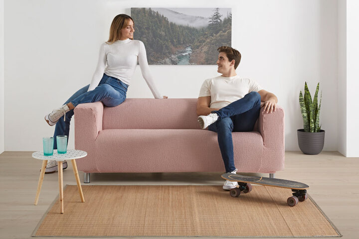 Roze bankhoes in lichte woonkamer als voorbeeld van kleurkeuze