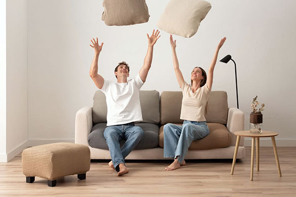 Bankhoes op leren bank strak geplaatst in lichte woonkamer