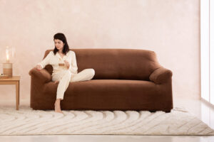 Bruine Bellagio velvet stretch bankhoes op een 3-zitsbank in een lichte woonkamer